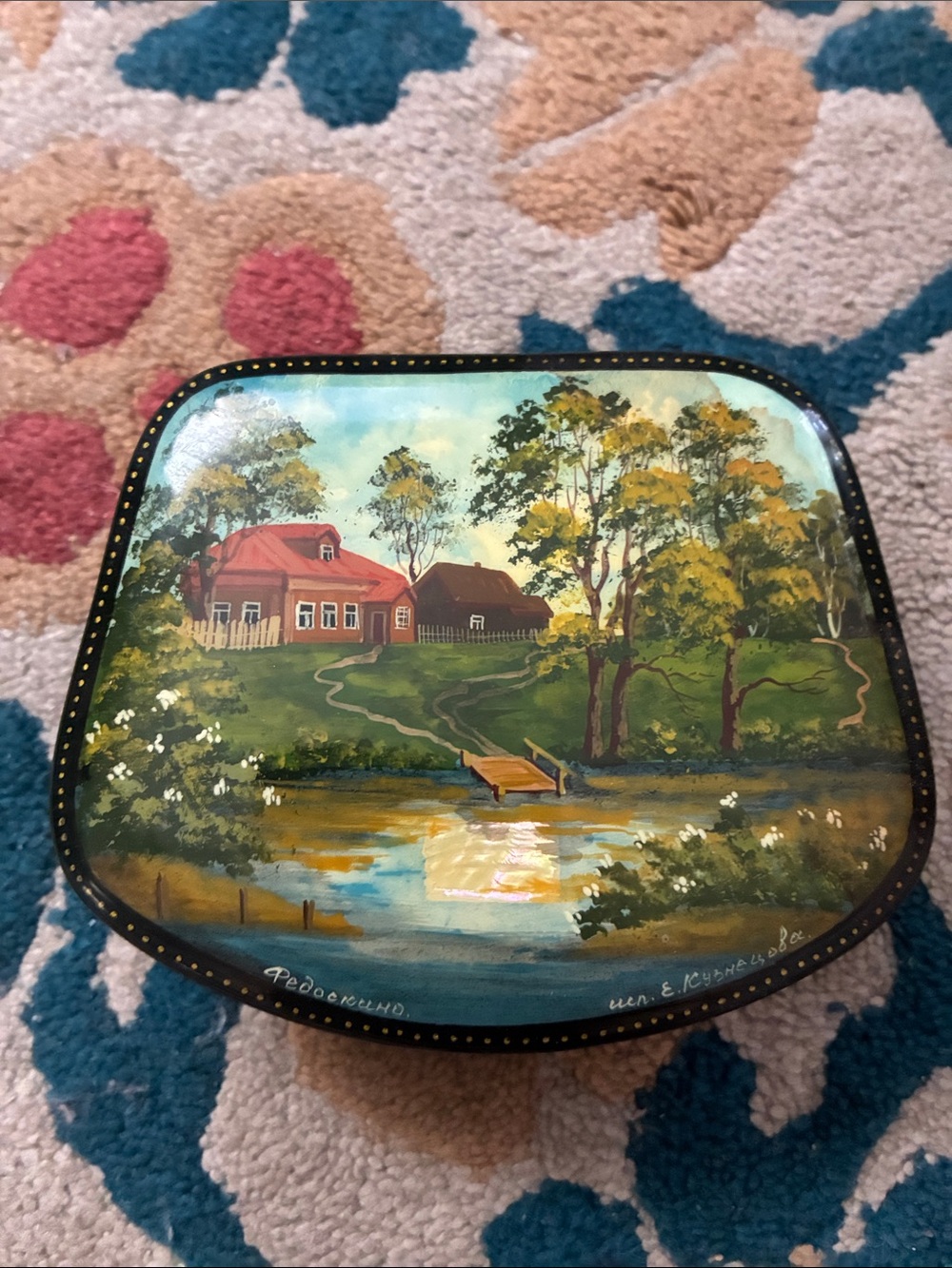 Hand-Painted Lacquer Box with Riverside Scene - Picture 7 of 8
